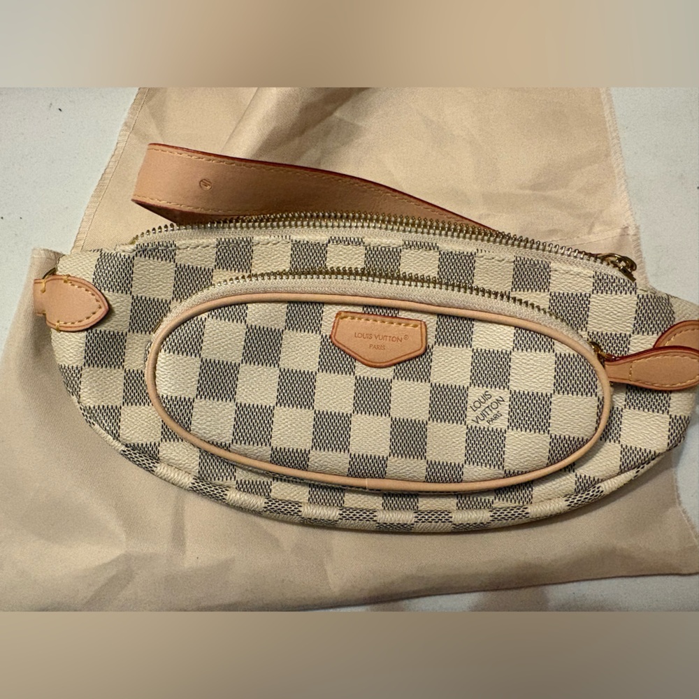White and grey saddlebag